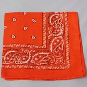 Primer plano de un pañuelo naranja doblado con un diseño clásico de patrón paisley hip-hop