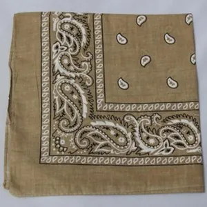 Detalle de una bandana cuadrada caqui con un patrón paisley clásico en blanco y negro