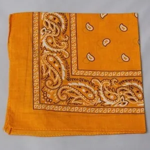 Vista detallada de un pañuelo bandana amarillo con estampado paisley estilo hip hop