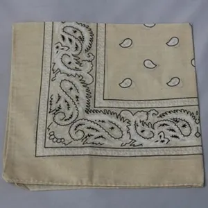 Primer plano detallado del patrón paisley clásico en una bandana de algodón unisex beige.
