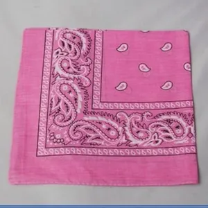 Detalle de bandana rosa con patrones paisley clásicos para estilo callejero hip-hop.