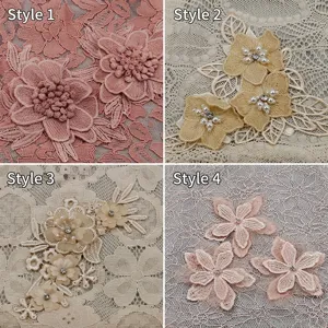 Dettagli di quattro eleganti motivi in pizzo floreale per berretti turbante da donna