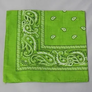 Detalle de primer plano de una bandana de algodón verde con diseño de paisley blanco