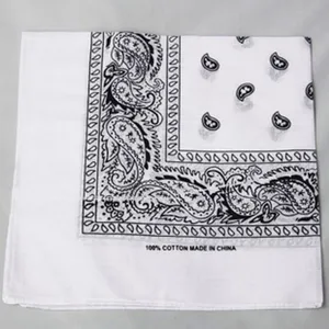 Vista detallada de un pañuelo bandana blanco clásico con diseño paisley de algodón.