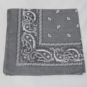 Pañuelo cuadrado gris doblado con un detalle de patrón paisley clásico blanco y negro