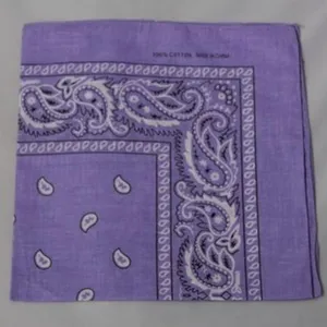 Vista detallada de un pañuelo bandana de algodón morado con motivo paisley blanco
