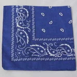 Primer plano de un pañuelo bandana azul clásico con un detallado diseño de gotas blancas
