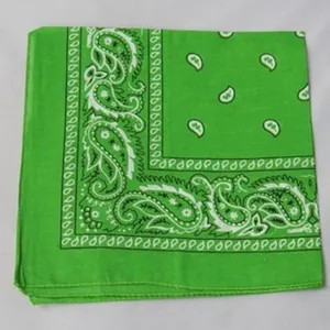 Vista detallada de una bandana paisley verde con un patrón clásico de flores de anacardos blancos