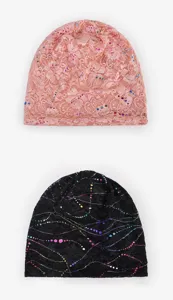 Vista dettagliata dei berretti in pizzo rosa e nero con accenti di strass colorati