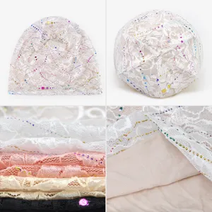 Berretto traspirante in pizzo floreale per donna con vivaci accenti di strass colorati