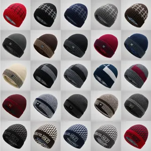 Varietà di berretti invernali in maglia con fodera in pile in vari colori e fantasie