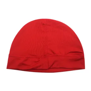 Gedetailleerde weergave van een felrode effen hiphop bboy skull cap van rekbare stof.