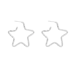 Dettaglio macro che mostra la trama di questi orecchini a cerchio a stella geometrici.