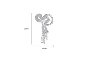 Broche nœud argentée élégante avec zircons et perle blanche, dimensions 68mm x 40mm