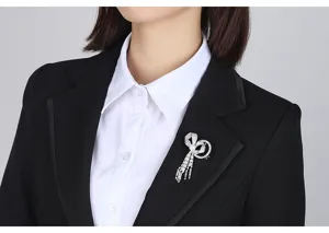 Élégante broche nœud pavée de zircons sur le revers d'un costume noir vue détaillée.