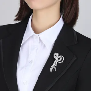 Broche Gland en Cuivre Zirconia et Perle Artificielle Forme Nœud pour Femme Élégante Mode Style Coréen Micro Incrusté de Zircon Épinglette pour Banquet Mariage Fête Bijoux