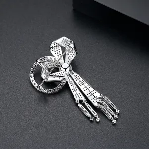 Élégante broche nœud étincelante argentée avec des glands en zircone pour banquets