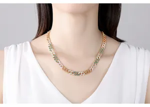 Vue détaillée d'un collier à maillons cubains en zircone colorée sur le cou d'un modèle