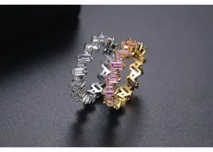 Primer plano de anillos de eternidad en plata y oro con circonitas rosas y transparentes