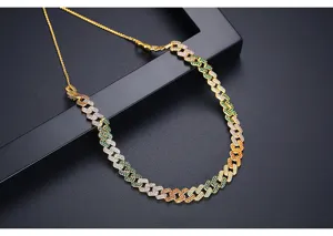 Vue détaillée du collier à maillons cubains ajustable serti de zircons colorés