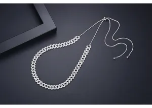 Vue détaillée d'un collier à maillons cubains argenté ajustable serti de zircons cubiques