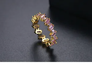 Vista macro detallada de un anillo de lujo con circonitas rosas y acabado dorado prémium