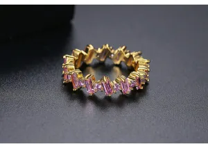 Detalle macro exquisito de un anillo de circonita rosa con acabado dorado