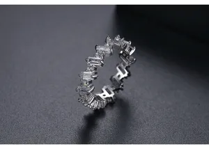 Detalle de cerca de un anillo de eternidad plateado con circonitas baguette y redondas