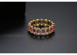 Vista detallada de anillo bañado en oro con circonitas rosas baguette y pavé de piedras