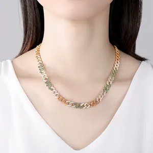Collier gourmette doré élégant avec pierres de zircone multicolores porté par un modèle