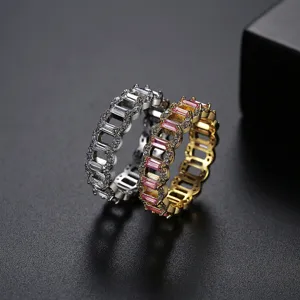 Elegantes anillos geométricos de latón con circonitas rosas y transparentes para mujer