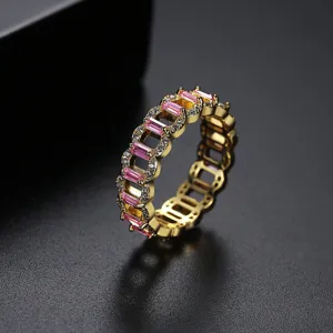 Elegante anillo dorado con piedras de circón rosa de talla baguette.