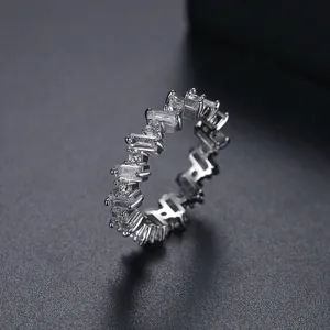 Elegante anillo de eternidad plateado con circonitas transparentes talla baguette y cuadrada
