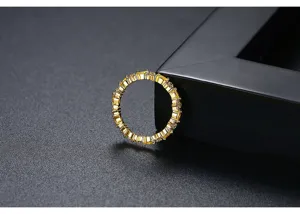 Primer plano de un anillo de flores dorado con circonitas amarillas y claras brillantes