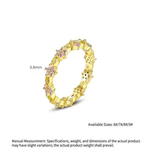 Elegante anillo de eternidad chapado en oro con delicadas flores rosas y circonitas amarillas
