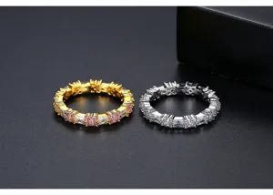 Gedetailleerde opname van goud- en zilveren eternity ringen met roze en witte zirkonia