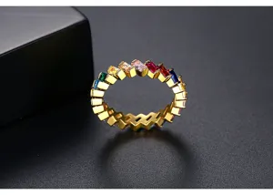 Primer plano detallado de un anillo de oro con circonitas rectangulares de colores