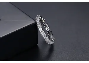 Macro-opname van een fonkelende zirkonia ring met een verfijnd en elegant bloemenpatroon