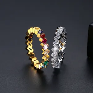 Anillos geométricos de oro y plata con piedras de circonita rectangulares de colores