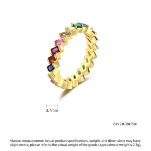 Anillo geométrico de oro con circonitas baguette de colores