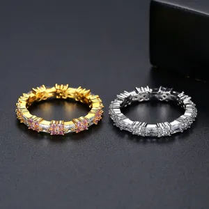 Elegante bloemen eternity ringen met roze en heldere zirkonia in goud en zilveren afwerking