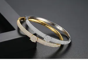 Detalle de brazaletes de circonitas micro-pavé con acabados de lujo en oro y plata