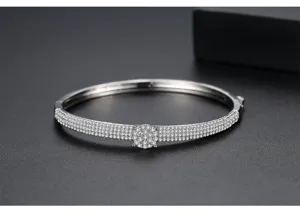 Vista detallada de un elegante brazalete plateado completamente engastado con circonitas