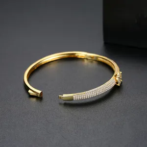 Exquisito brazalete bañado en oro con pesados cristales de circonita cúbica micro-pavé