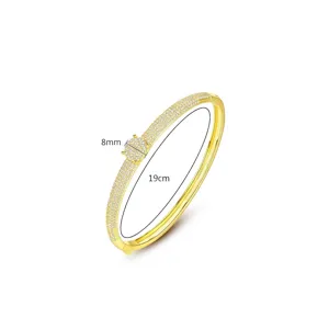 Exquisito brazalete bañado en oro con micropavé de circonitas y diseño retro