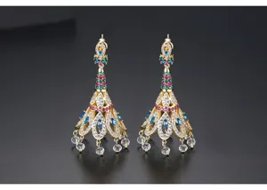 Vue détaillée de boucles d'oreilles plume de paon de style indien avec zircons colorés