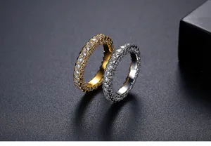 Macro de anillos eternity dorados y plateados con micro-pave de circonitas