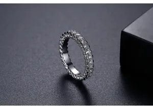 Primer plano de un anillo de eternidad de lujo con micro pavé de circonitas plateado