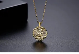 Vista macro detallada del collar con colgante de zodiaco Capricornio chapado en oro y circón