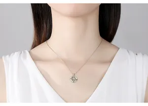 Primer plano de un collar con colgante de zodiaco en latón dorado usado por una modelo